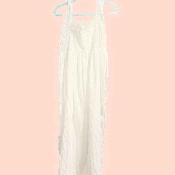 Elegant White Lace Nightgown - Picture 2 of 3